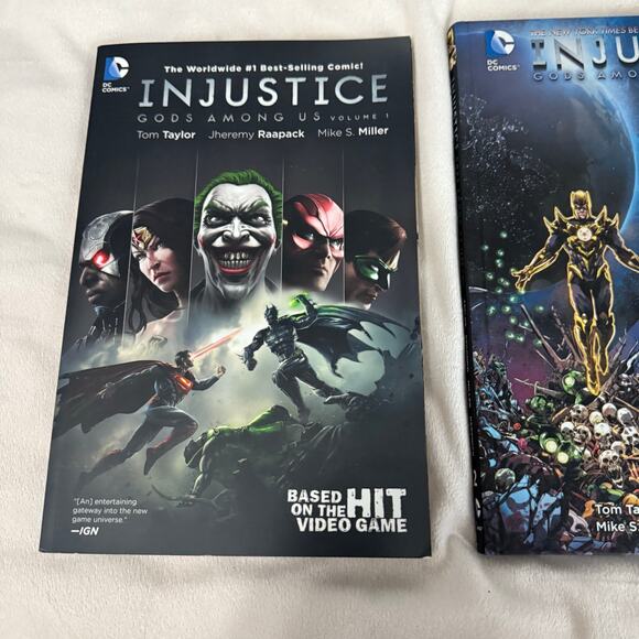 Injustice Gods Among Us Volume 1 and 2 - Picture 8 of 8